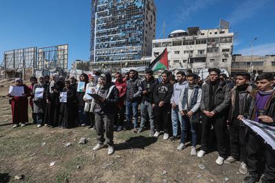 Palestinian students take part in a protest to demand the opening of the crossing to exit and study at universities-stock-foto