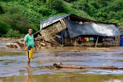 PORTOVIEJO-INUNDACIONES-CALDERON-stock-foto