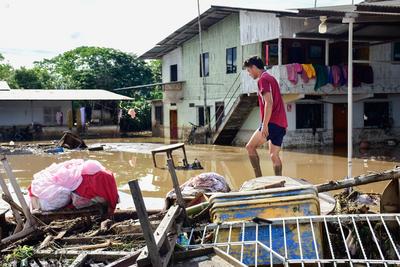 PORTOVIEJO-INUNDACIONES-CALDERON-stock-foto
