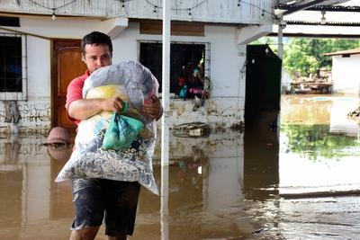 PORTOVIEJO-INUNDACIONES-CALDERON-stock-foto