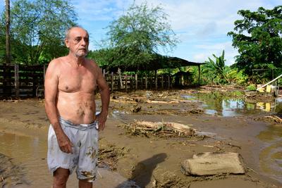 PORTOVIEJO-INUNDACIONES-CALDERON-stock-foto