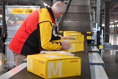 Deutsche Post DHL nimmt groessten Paket Standort Deutschlands am 20.03.2023 in Betrieb. Bearbeituing von bis zu 72000 Pa-stock-foto