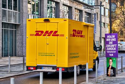 Stuttgart, Baden-W?rttemberg, Germany - January 23, 2025: A yellow DHL delivery van with electric drive in Stuttgart cit-stock-foto