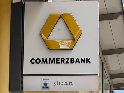 Logo und Buchstaben in Gelber Schrift mit dem Wort Commerzbank, ?ber dem Eingangsbereich einer Hamburger Filiale - Die Commerzbank will bis zum Jahr 2028 konzernweit 3.900 Stellen streichen - Die Commerzbank Aktiengesellschaft ist ein als Universalbank t?tiges deutsches Kreditinstitut mit Sitz in Frankfurt am Main HH Deutschland *** Logo and letters in yellow with the word Commerzbank, above the entrance area of a Hamburg branch Commerzbank plans to cut 3,900 jobs across the group by 2028 Commerzbank Aktiengesellschaft is a German universal bank based in Frankfurt am Main HH Germany-stock-foto