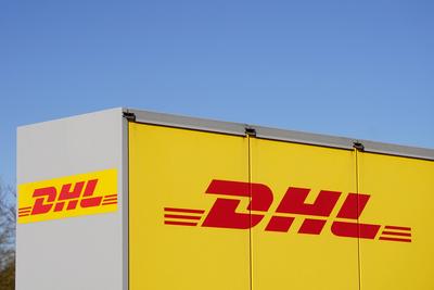DHL Packstation, Paketautomat, Firmenlogo *** DHL Packstation, Parcel machine, Company logo 1131601992-stock-foto
