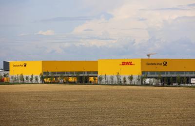 Aschheim, Bayern, Deutschland 29. Juli 2023: Hier der Blick auf das DHL Paketzentrum Aschheim, Frachtzentrum, Briefzentr-stock-foto