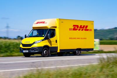 DHL, Symbolbild, Paketdienst, Logistik, Versand, Transport, Lieferdienst, Kurierdienst, Paket, Post, Logistikunternehmen-stock-foto
