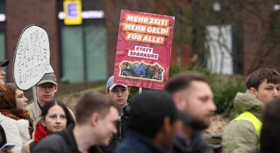 Warnstreik der Nachwuchskr?fte aus verschiedenen Bereichen des ?ffentlichen Dienstes darunter Pflege (UKE/Asklepios), Ha-stock-foto