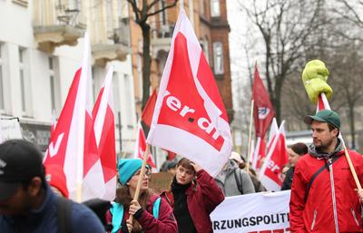 Warnstreik der Nachwuchskr?fte aus verschiedenen Bereichen des ?ffentlichen Dienstes darunter Pflege (UKE/Asklepios), Ha-stock-foto