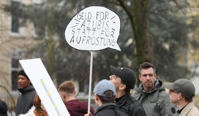 Warnstreik der Nachwuchskr?fte aus verschiedenen Bereichen des ?ffentlichen Dienstes darunter Pflege (UKE/Asklepios), Ha-stock-foto