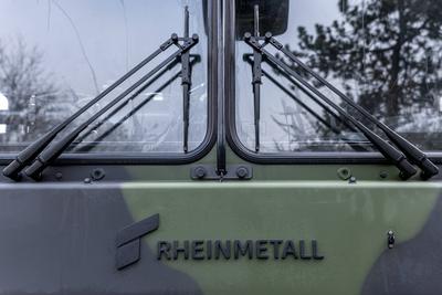 Rheinmetall-Logo auf milit?rischem Fahrzeug-stock-foto