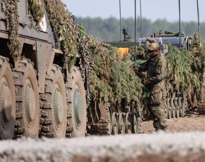 Ein Bundeswehr-Soldat arbeitet an der Tarnung eines Schuetzenpanzer Puma im Rahmen des Nato-Grossmanoevers Steadfast Def-stock-foto