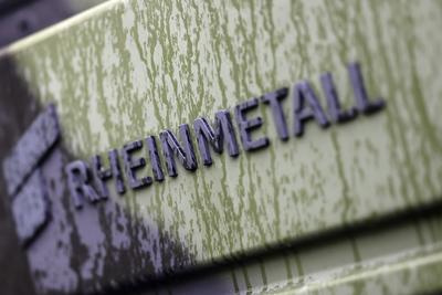 Das Rheinmetall-Logo auf einem Bundeswehr-Fahrzeug beim Besuch von Bundesverteidigungsminister Boris Pistorius (SPD) im-stock-photo