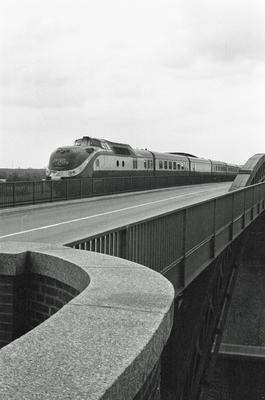 Ein ehemaliger TEE-Dieseltriebwagen der Deutschen Bundesbahn (DB) ?berquert Ende Juli 1974 die Levensauer Hochbr?cke, ei-stock-photo