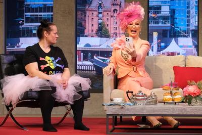Entertainment Bilder des Tages Desiree Nick ist in der Hauptrolle des Theaterst?cks Spiel gewinnt zu sehen. Sie betreut-stock-foto