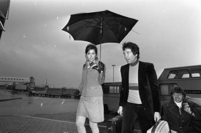 Anefo photo collection. Herb Alpert and his band arrived at Schiphol; Herb Alpert under umbrella after arrival. October-stock-foto