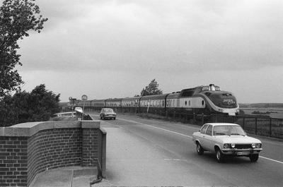 Ein ehemaliger TEE-Dieseltriebwagen der Deutschen Bundesbahn (DB) ?berquert Ende Juli 1974 die Levensauer Hochbr?cke, ei-stock-photo