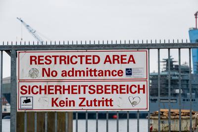 Kiel, Deutschland, 20. Febr. 2025 Kieler Hafen im Februar 2025 Ein Warnschild in einem Sicherheitbereich *** Kiel, Germa-stock-foto
