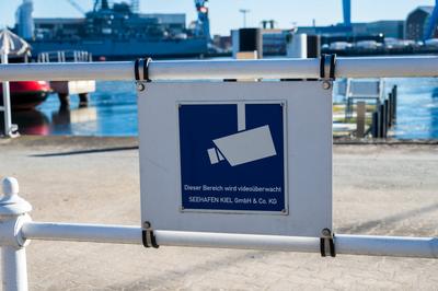 Kiel, Deutschland, 20. Febr. 2025 Kieler Hafen im Februar 2025 Ein Schild mit der Aufschrift Dieser Bereich wird Video?b-stock-photo