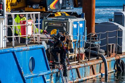 Kiel, Deutschland, 20. Febr. 2025 Kieler Hafen im Februar 2025 Berufstaucher sind mit der Beseitigung von Kampfmitteln b-stock-foto