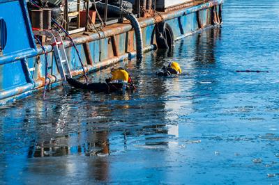 Kiel, Deutschland, 20. Febr. 2025 Kieler Hafen im Februar 2025 Berufstaucher sind mit der Beseitigung von Kampfmitteln b-stock-foto