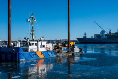 Kiel, Deutschland, 20. Febr. 2025 Kieler Hafen im Februar 2025 Berufstaucher sind mit der Beseitigung von Kampfmitteln b-stock-foto