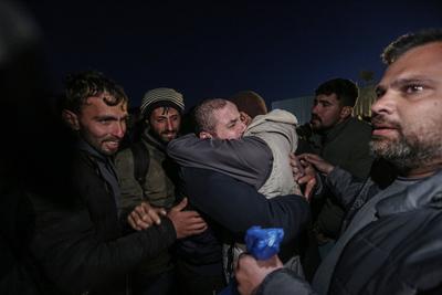 Freed Palestinian prisoners are greeted as they arrive in the Gaza Strip after being released from an Israeli prison following a ceasefire agreement between Hamas and Israel in Khan Younis-stock-foto