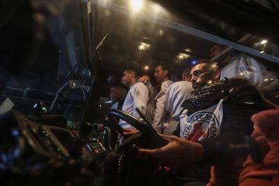 Freed Palestinian prisoners are greeted as they arrive in the Gaza Strip after being released from an Israeli prison following a ceasefire agreement between Hamas and Israel in Khan Younis-stock-foto