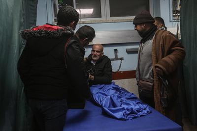 Freed Palestinian prisoners receive medical care after being released from an Israeli prison as part of a prisoner and hostage exchange deal between Hamas and Israel, in Khan Yunis-stock-foto