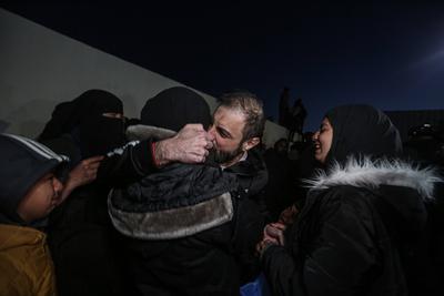 Freed Palestinian prisoners are greeted as they arrive in the Gaza Strip after being released from an Israeli prison following a ceasefire agreement between Hamas and Israel in Khan Younis-stock-foto
