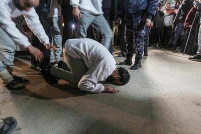 Freed Palestinian prisoners are greeted as they arrive in the Gaza Strip after being released from an Israeli prison following a ceasefire agreement between Hamas and Israel in Khan Younis-stock-foto