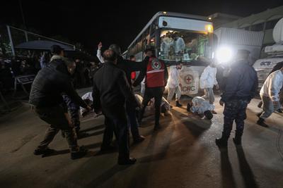 Freed Palestinian prisoners are greeted as they arrive in the Gaza Strip after being released from an Israeli prison following a ceasefire agreement between Hamas and Israel in Khan Younis-stock-foto