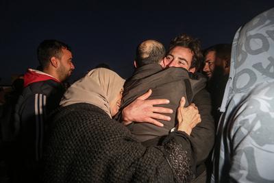 Freed Palestinian prisoners are greeted as they arrive in the Gaza Strip after being released from an Israeli prison following a ceasefire agreement between Hamas and Israel in Khan Younis-stock-foto