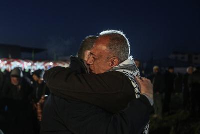 Freed Palestinian prisoners are greeted as they arrive in the Gaza Strip after being released from an Israeli prison following a ceasefire agreement between Hamas and Israel in Khan Younis-stock-foto