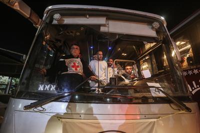 Freed Palestinian prisoners are greeted as they arrive in the Gaza Strip after being released from an Israeli prison following a ceasefire agreement between Hamas and Israel in Khan Younis-stock-foto