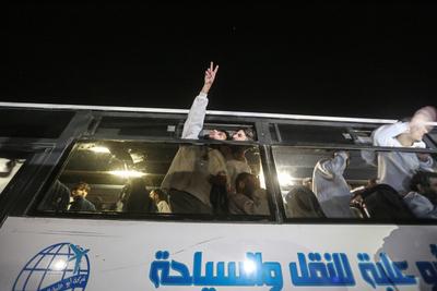 Freed Palestinian prisoners are greeted as they arrive in the Gaza Strip after being released from an Israeli prison following a ceasefire agreement between Hamas and Israel in Khan Younis-stock-foto