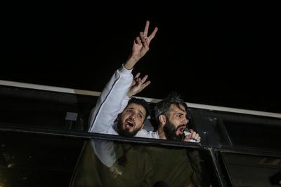 Freed Palestinian prisoners are greeted as they arrive in the Gaza Strip after being released from an Israeli prison following a ceasefire agreement between Hamas and Israel in Khan Younis-stock-foto