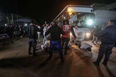 Freed Palestinian prisoners are greeted as they arrive in the Gaza Strip after being released from an Israeli prison following a ceasefire agreement between Hamas and Israel in Khan Younis-stock-foto