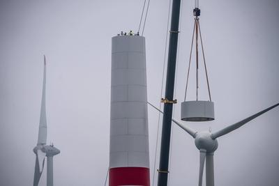 News Bilder des Tages Aufbau des Turm eines Windkraftwerks in einem Windpark bei Issum, 9 ?ltere Windenergieanlagen vom-stock-foto