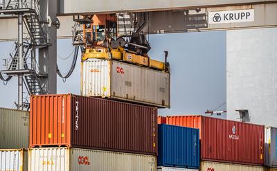 Am Basler Rheinhafen werden Schiffscontainer abgeladen und aufgeladen, oder einfach mit dem Hafenkran verschoben. (Basel-stock-foto