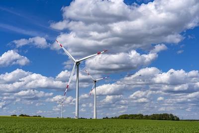Windpark, Windrad, Windenergieanlagen vom Hersteller Enercon, blauer Himmel mit vielen wei?en Wolken, zwischen Schermbec-stock-foto
