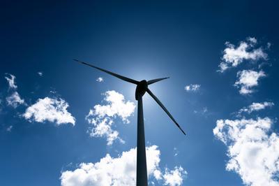 Eine Windkraftanlage des Unternehmens Enercon ist bei Sonnenschein im Gegenlicht als Silhouette zu sehen. B?singen Baden-stock-foto