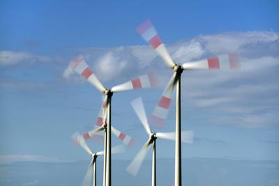Windkraftanlage in Bewegung-stock-foto
