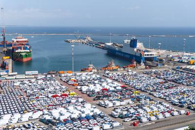 Salerno, Italy - 22 July 2023: Container port of Salerno in Italy. New vehicles and cars at Eurogate in Salerno *** Cont-stock-foto