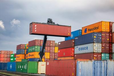 Schiffscontainer im Hafen von Mannheim. Der Mannheimer Hafen gilt als einer der bedeutendsten Binnenh?fen Europas *** Sh-stock-foto