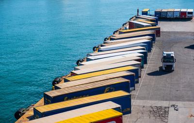 Container und LKW Trailer im Hafen von Barcelona, Spanien Barcelona Katalonien Spanien *** Container and truck trailers-stock-foto