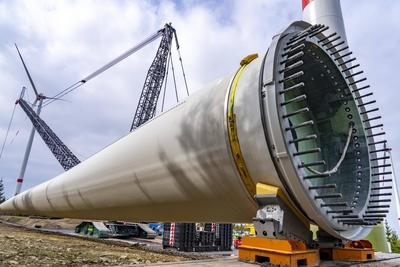 Aufbau eines Windrades, Windenergieanlage, Aufstellen des Raupen-Gitterkrans f?r die Fl?gel Montage, Windpark bei Hagen,-stock-foto