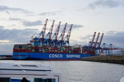 Containerschiff, Frachtschiff, COSCO, internationaler Han-del, Logistik, G?tertransport, Containerterminal, Hafen, Welth-stock-photo