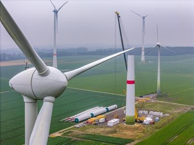 Aufbau des Turm eines Windkraftwerks in einem Windpark bei Issum, 9 ?ltere Windenergieanlagen vom Hersteller Enercon (Mo-stock-foto