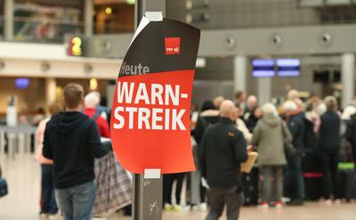 Lange Schlangen vor den Check-In-Schaltern im Terminal 1 vom Flughafen Hamburg (Hamburg Airport Helmut Schmidt) w?hrend-stock-foto